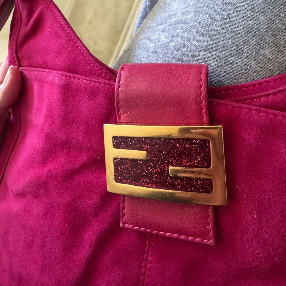 Fendi mamma baguette shoulder hobo bag in pink suede with glittery FF buckle - Picture 15 of 16
